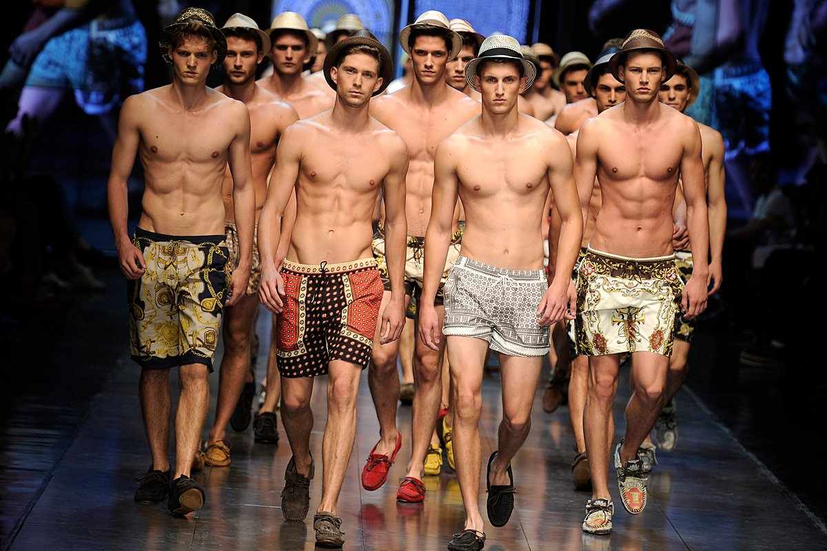 Там много мужчин. Dolce Gabbana men. Dolce Gabbana 2005 men. Dolce Gabbana Mens 22. Модель Дольче Габбана мужчина.