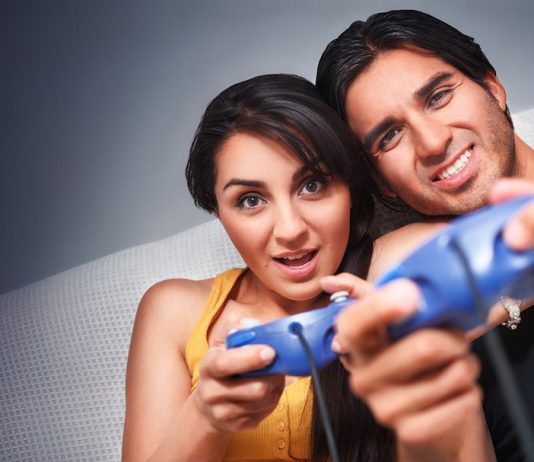 coupleplayingvideogame