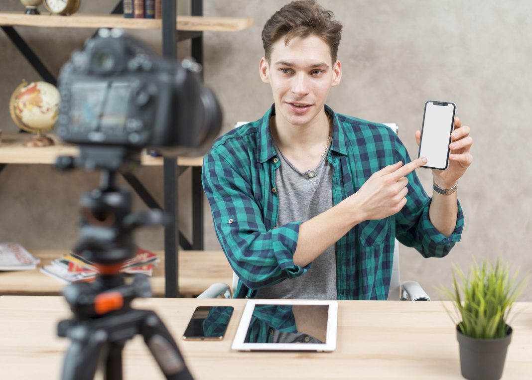tech vlogger