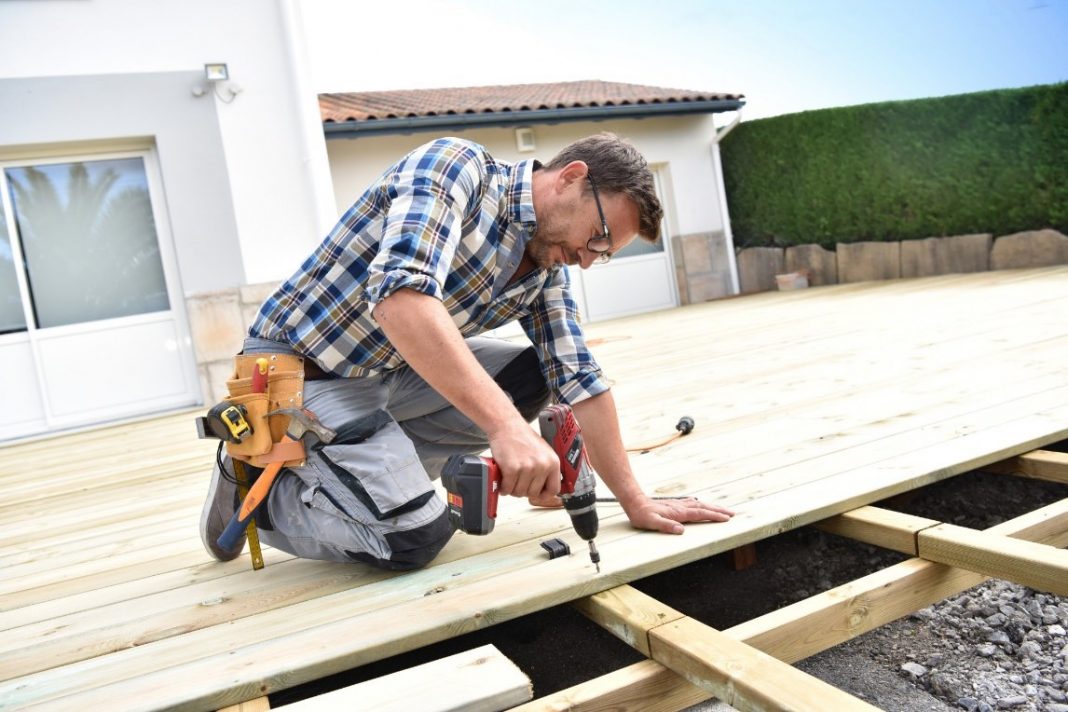 QuestionstoAskBeforeHiringaDeckContractor