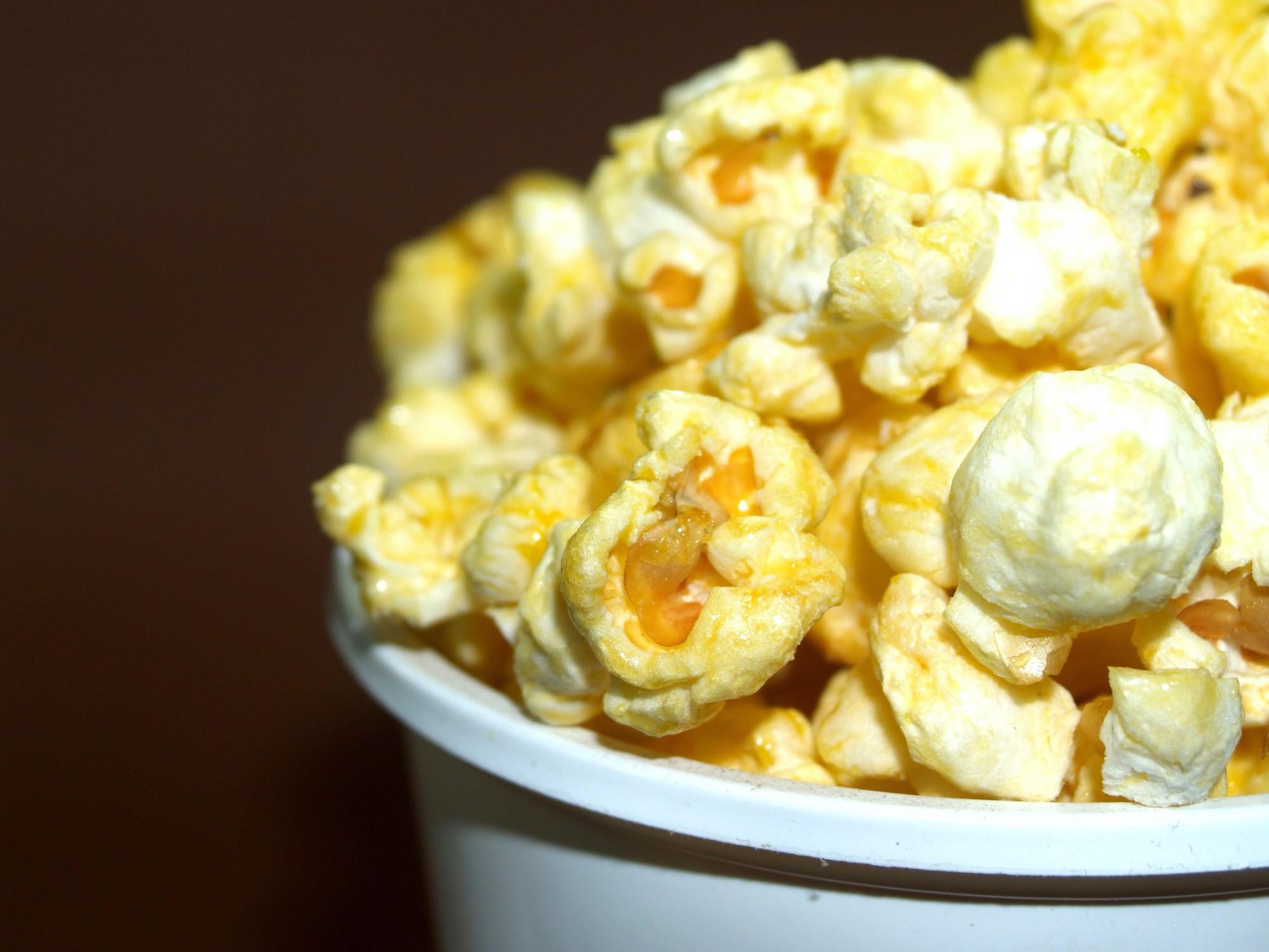 Chow Down- 5 Awesome Snacks to Eat While Watching TV