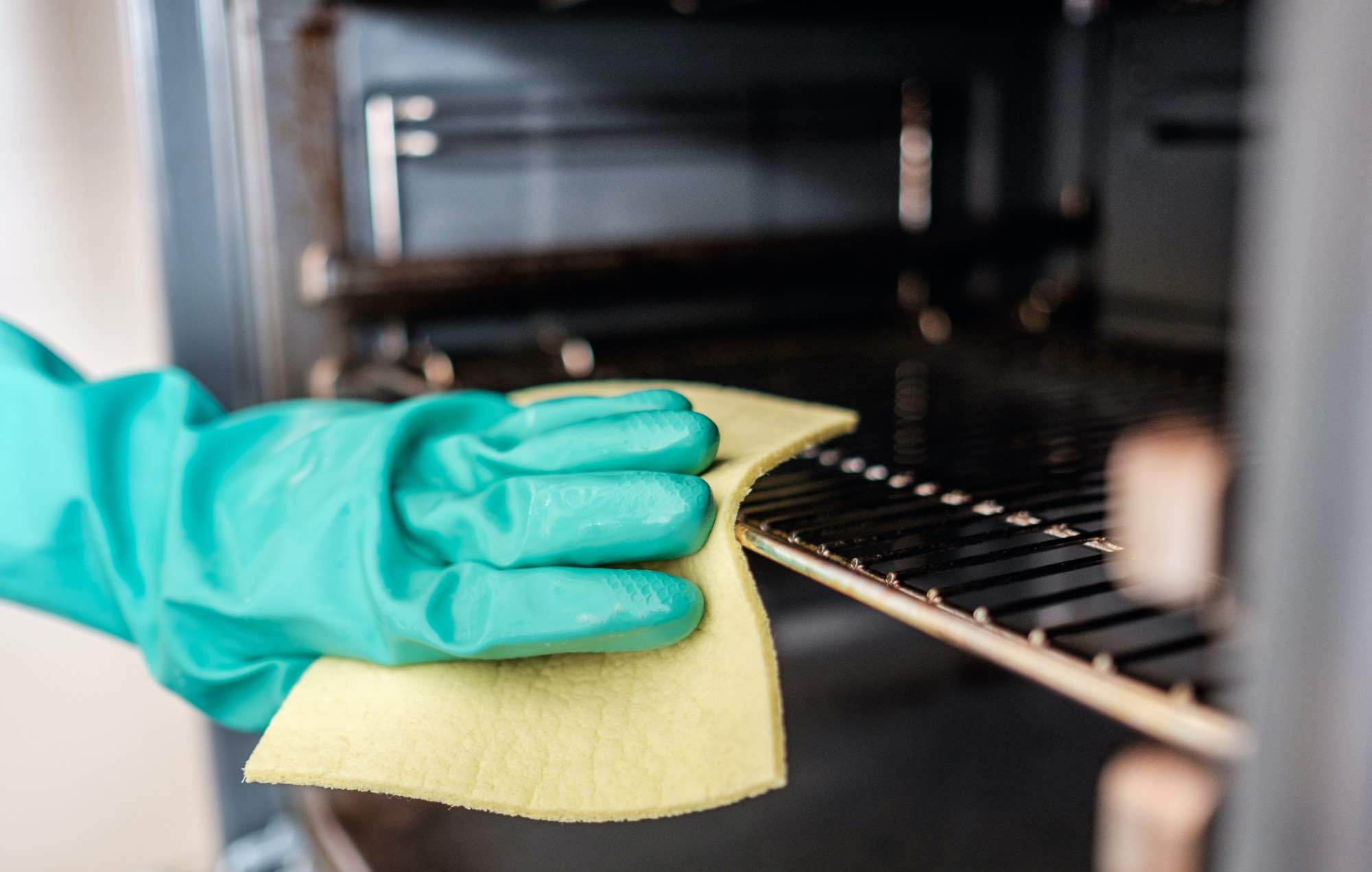 Housekeeping 101: 5 Best Ways to Clean an Oven