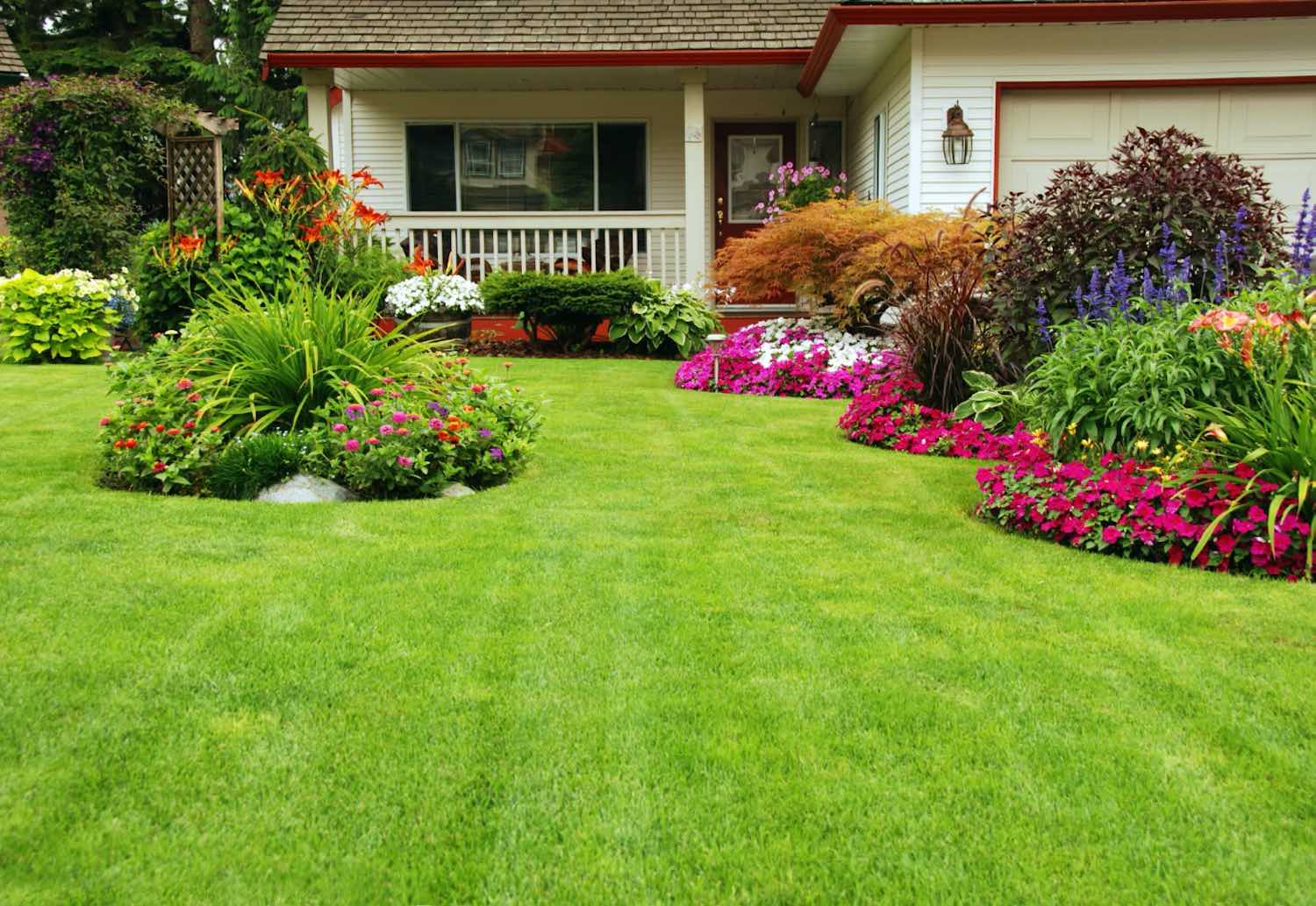5 Simple Landscaping Tips to Upgrade Your Home's Curb Appeal